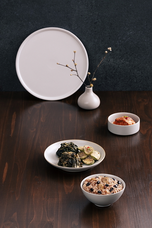 건나물과 오곡밥이 놓여있는 테이블