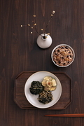 건나물과 오곡밥이 놓여있는 테이블