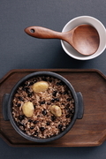 나무쟁반 위에 오곡밥이 그릇에 담겨있다