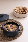 솥에는 오곡밥이 담겨있고 접시에는 땅콩과 호두가 가득 담겨있다