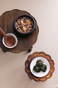 다과상위에는 오곡밥과 나물이 있고 아래에 땅콩과 호두가 담긴 그릇이 있다