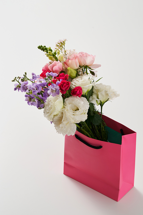 쇼핑백에 담겨있는 아름다운 꽃 한다발