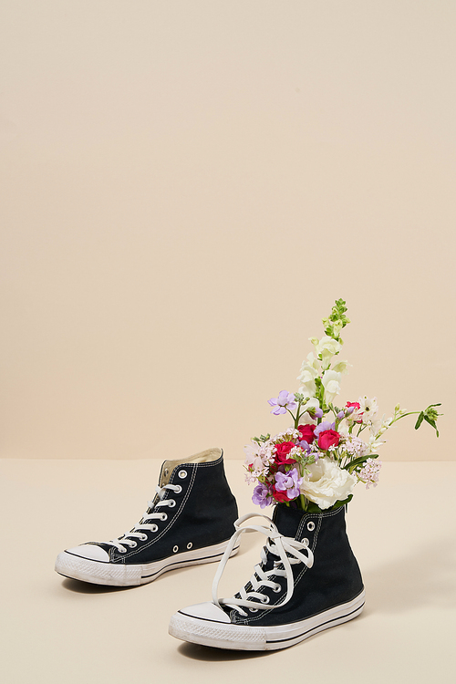 한쪽 신발에 가득 피어있는 꽃들