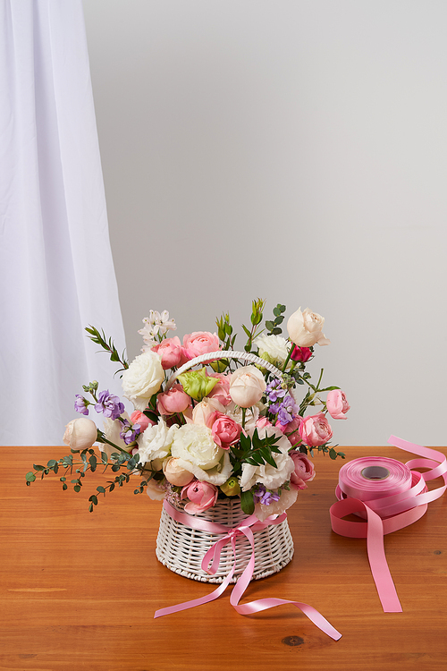 테이블 위에 놓인 화사함이 가득한 꽃바구니