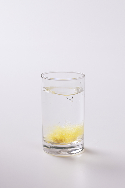 물컵속 발포비타민이 녹는 모습