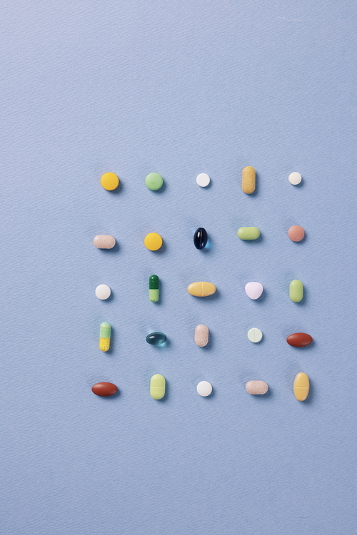 사각형 모양으로 배열된 컬러풀한 알약들