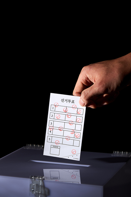 투표마크가 여러개찍힌 투표용지 넣는 손