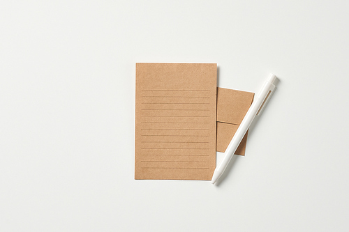 종이 편지지와 하얀 펜