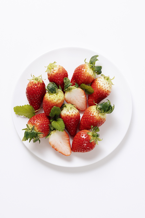 접시안에 담긴 한더미 딸기