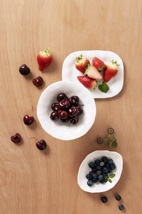 흰 접시에 가득담긴 베리류 과일들