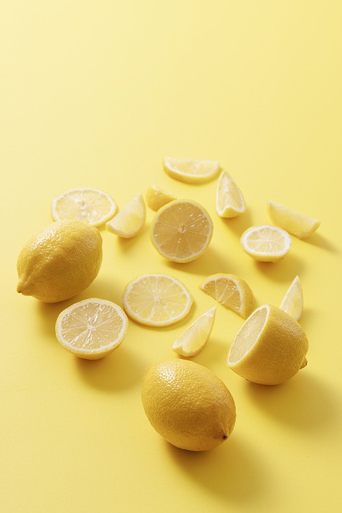 잘익은 조각난 레몬들