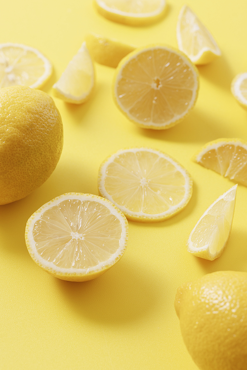 잘익은 조각난 레몬들