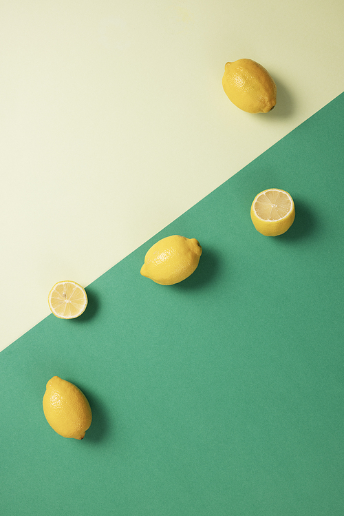 두개의 그린톤 배경에 놓인 노란색 레몬들