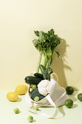 연노랑배경의 초록계열의 채소와 과일의 구성