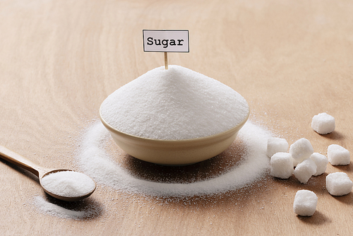 보울과 수저에 가득한 설탕가루와 각설탕의 구성