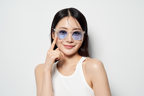 투명한 선글라스를 끼고 정면을 응시하는 동양인 여성
