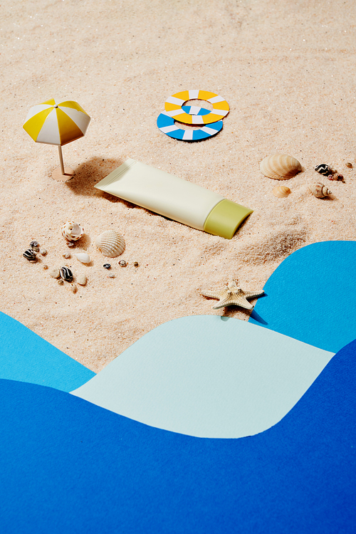 모래위에서 일광욕을 하는 선크림 화장품
