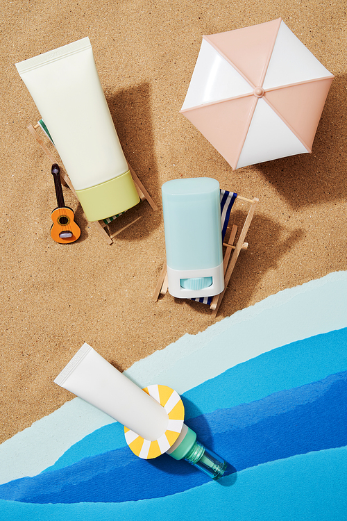 해변에서 휴가를 즐기는 배경의 자외선 차단제 제품들