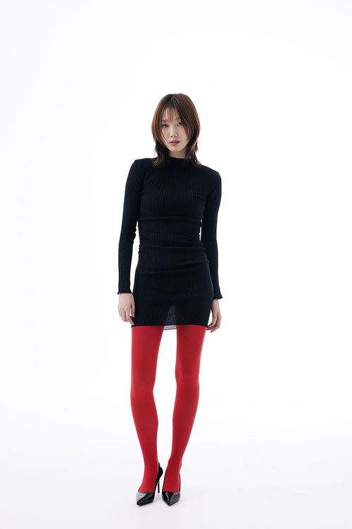 블랙 원피스와 레드레깅스를 착용한 한국인 여성