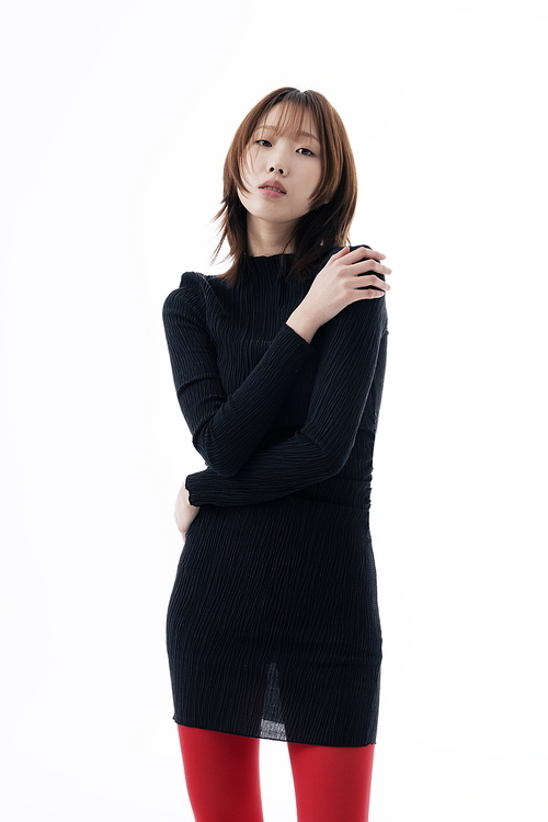블랙 원피스와 레드레깅스를 입고 포즈를 취하는 한국인 여성