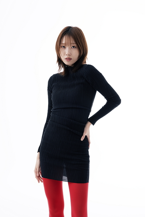 블랙 원피스와 레드레깅스를 착용한 한국인 여성