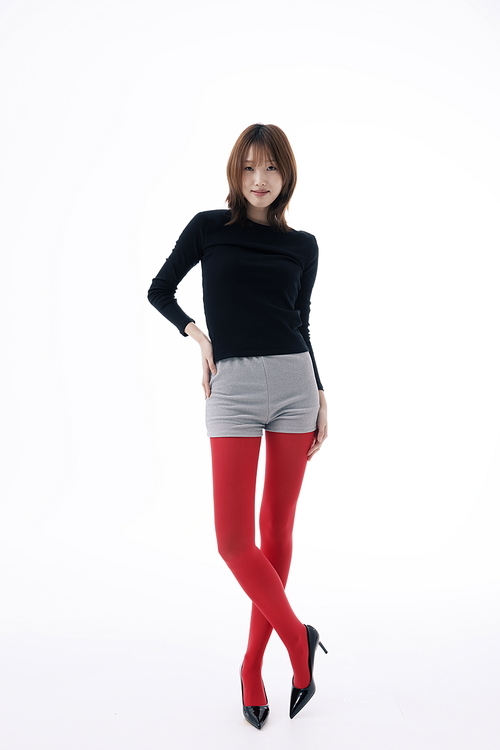 마이크로 쇼츠 의상을 입고 포즈를 취하는 한국인 여성