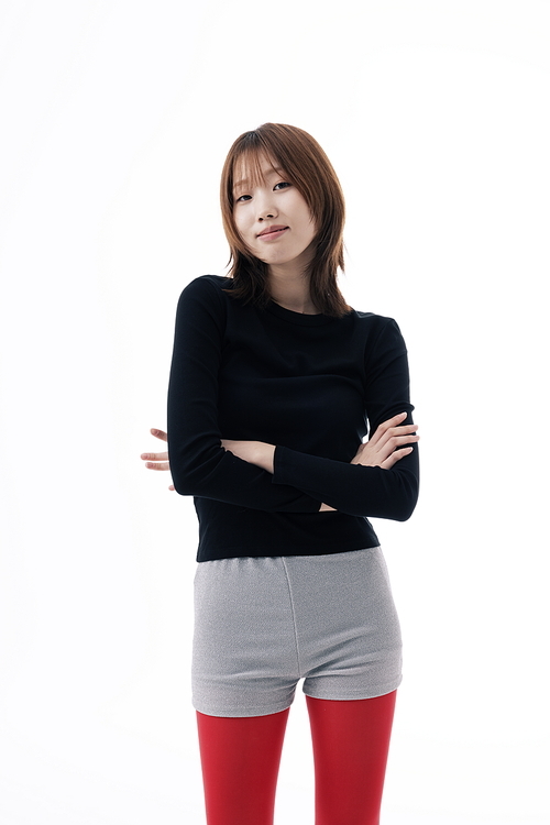 마이크로 쇼츠 의상을 입고 포즈를 취하는 한국인 여성