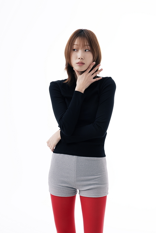 마이크로 쇼츠 바지와 레드 레깅스를 입은 한국인 여성