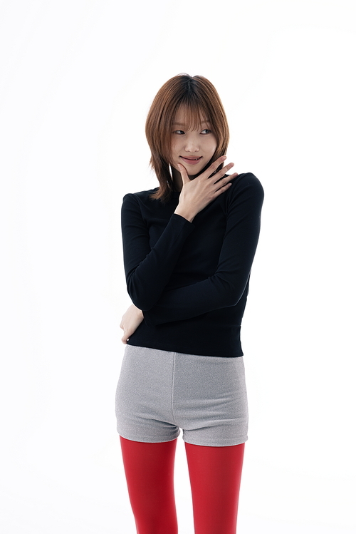 마이크로 쇼츠 바지와 레드 레깅스를 입은 한국인 여성