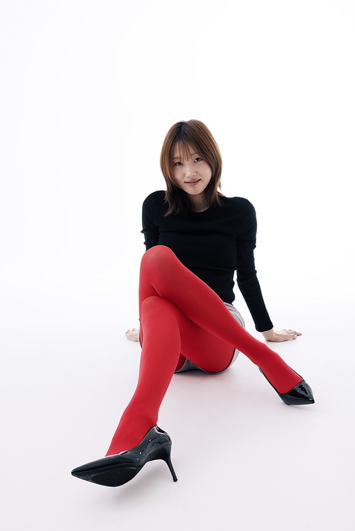 레드레깅스를 입고 바닥에 앉아서 다리를 꼬는 한국인 여성