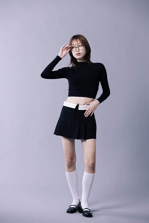 긱시크룩을 입고 안경을 끼고 있는 20대 한국인 여성