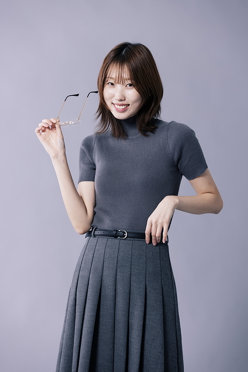 긱시크룩을 입고 안경을 벗는 포즈를 하는 20대 한국인 여성