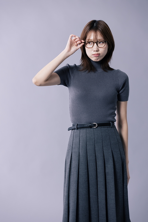 긱시크룩을 입고 한손으로 안경테를 만지는 20대 한국인 여성
