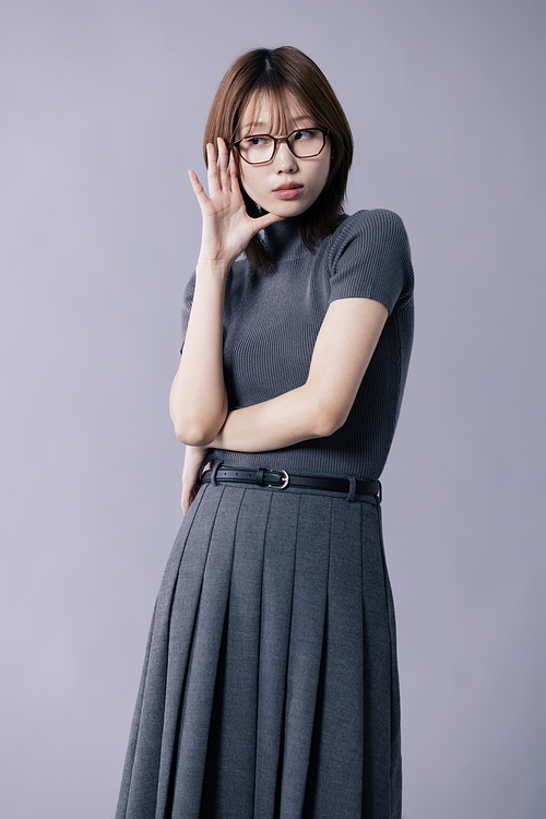긱시크룩 스타일을 하고 포즈를 취하는 20대 한국인 여성