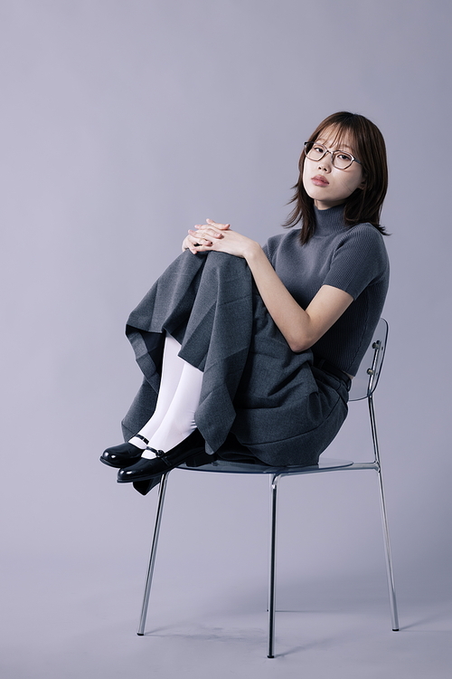 긱시크룩 스타일을 하고 의자에 앉아 포즈를 취하는 20대 한국인 여성