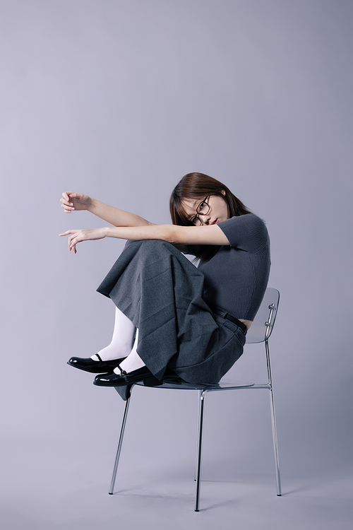 긱시크룩 스타일을 하고 의자에 걸터앉은 20대 한국인 여성