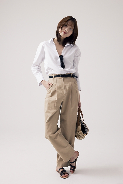 흰셔츠에 선글라스를 걸치고 포즈를 취하는 한국인 여성