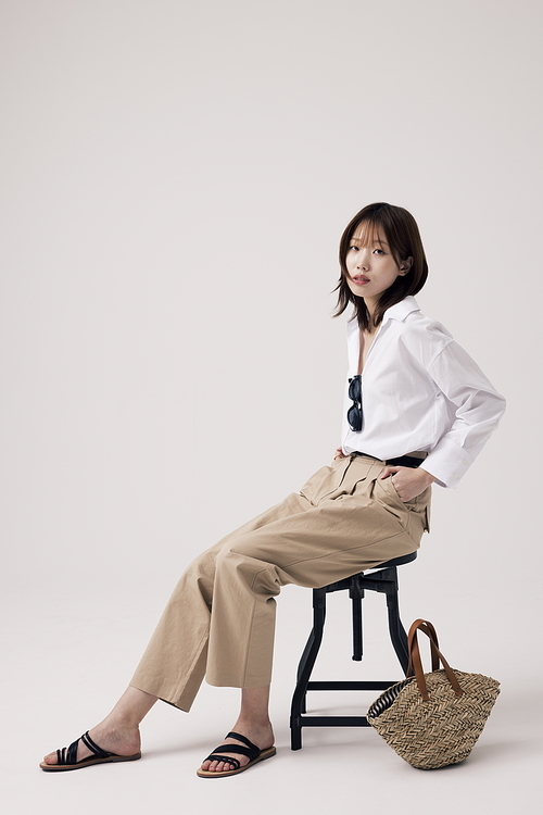 올드머니룩을 입고 의자에 앉아있는 한국인 여성