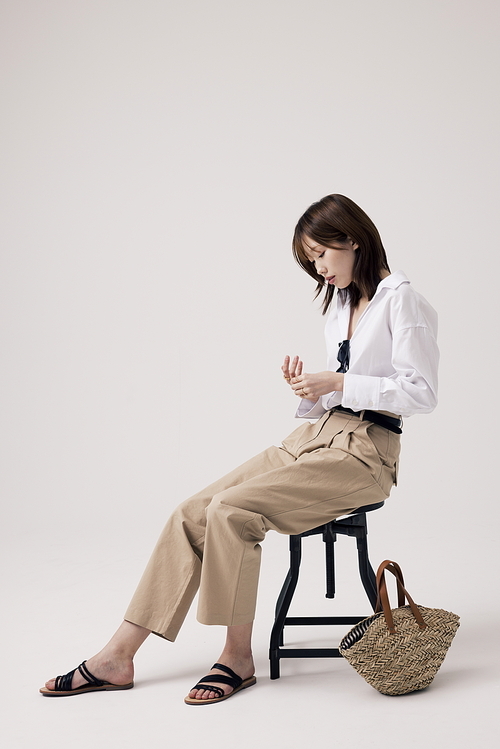 올드머니룩을 입고 의자에 앉아있는 한국인 여성