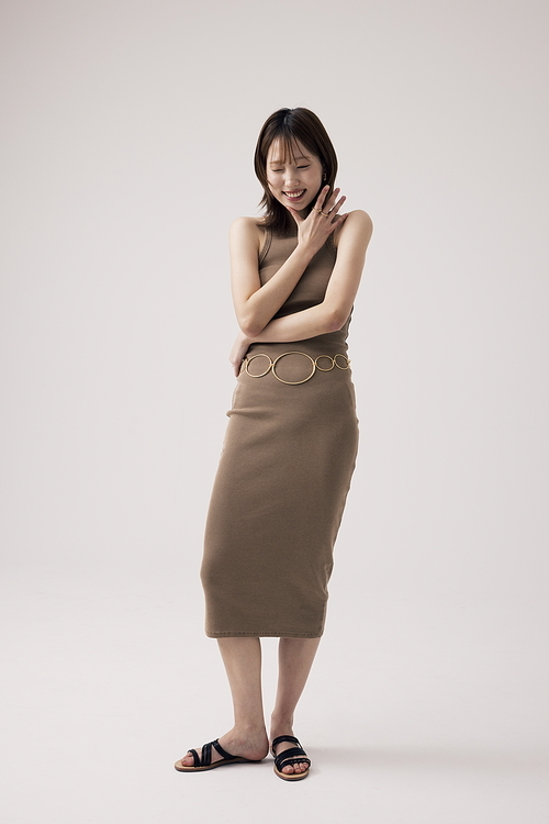 베이지 니트원피스를 입고 포즈를 취하는 한국인 여성