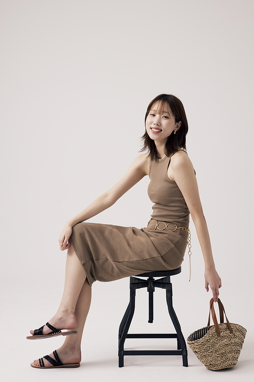 의자에 앉아 포즈를 취하는 한국인 여성