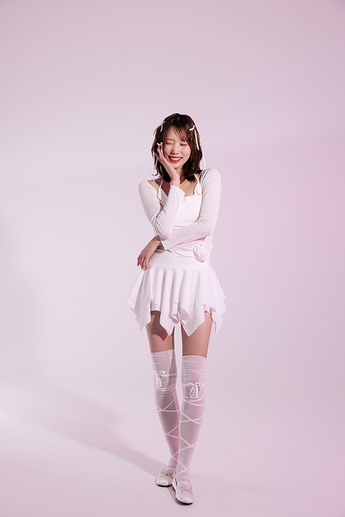 흰색 발레코어룩 스타일을 착장하고 포즈를 취하는 20대 한국인 여성