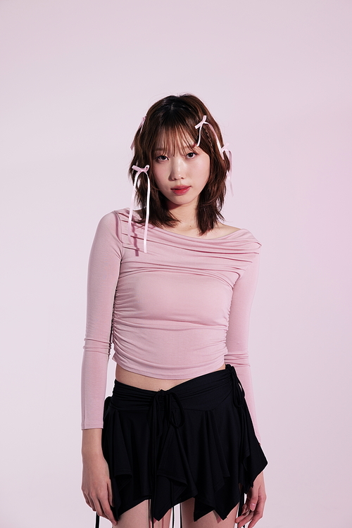 발레코어룩 스타일을 착장하고 포즈를 취하는 20대 한국인 여성