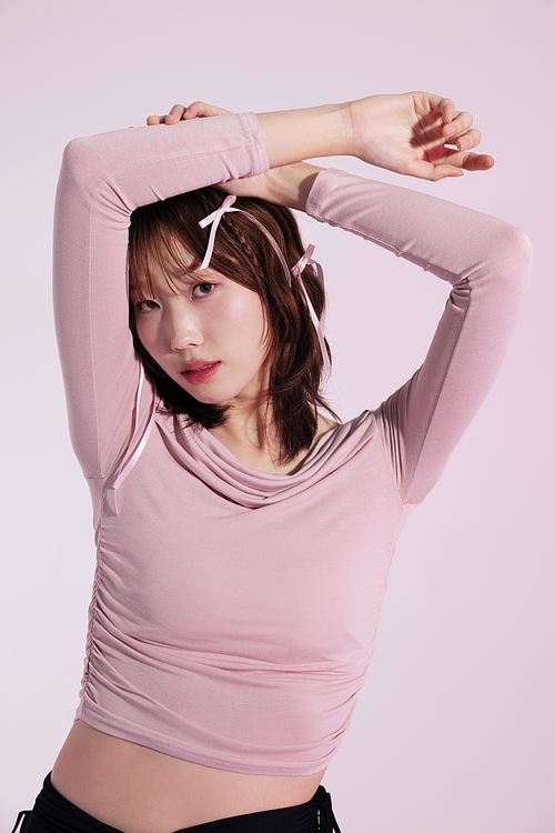 핑크색 상의를 입고 헤어리본을 한 20대 한국인 여성