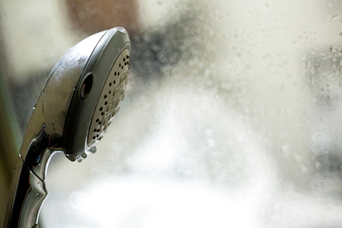 샤워기, 샤워부스 유리문 너머로 보이는 희미한 욕실풍경