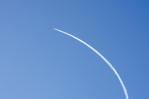 푸른 하늘과 비행기 궤적