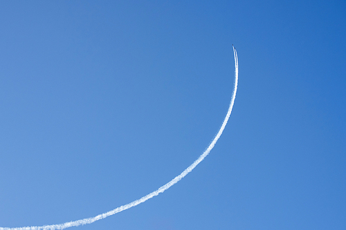 푸른 하늘과 비행기 궤적