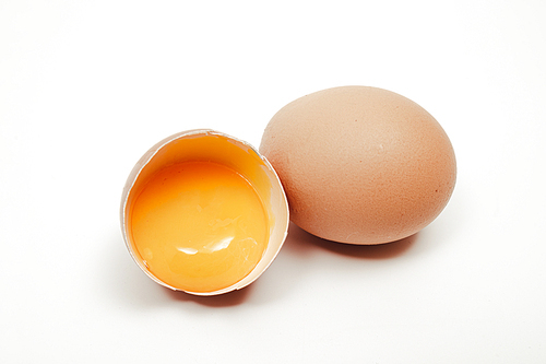 온전한 계란과 노른자가 보이는 깨진 달걀