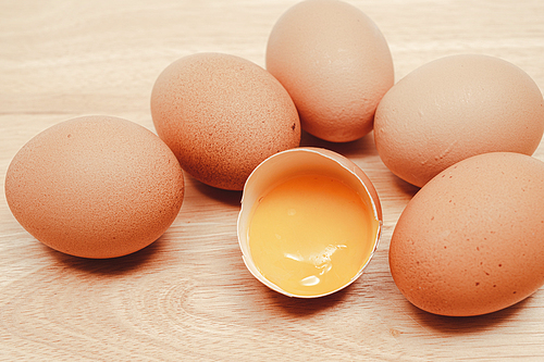 온전한 계란과 노른자가 보이는 깨진 달걀