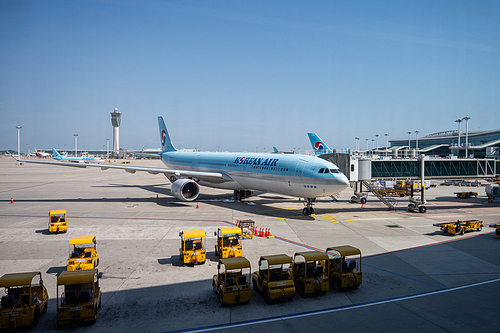 2023년 7월 인천 - 한국 인천 영종도 인천국제공항에서 비행을 준비중인 대한항공 여객기